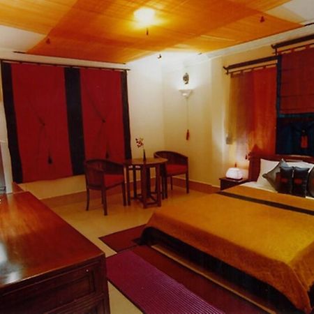 Red Hibiscus Hotel Phnom Penh Bagian luar foto
