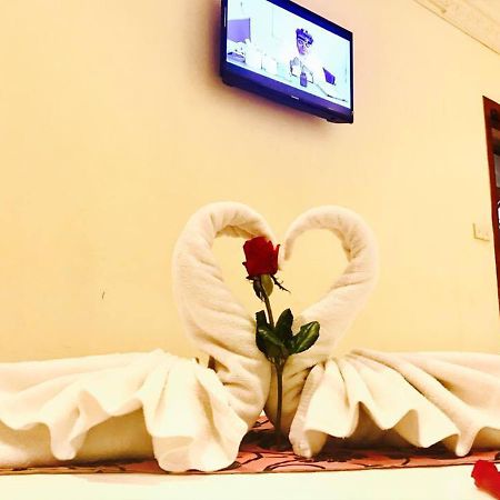 Red Hibiscus Hotel Phnom Penh Bagian luar foto