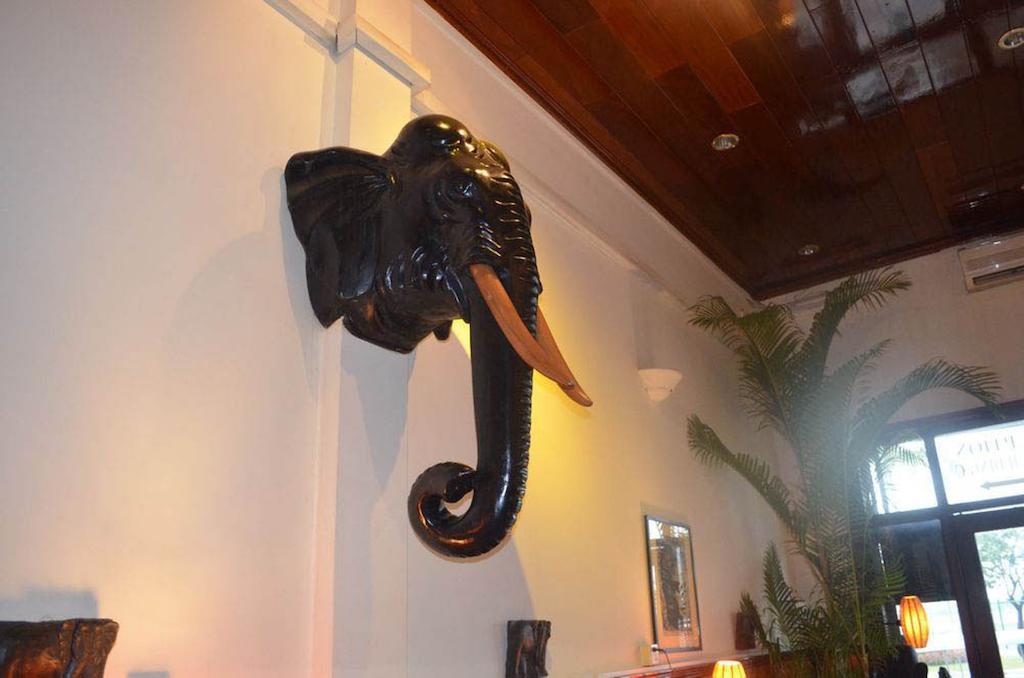 Red Hibiscus Hotel Phnom Penh Bagian luar foto