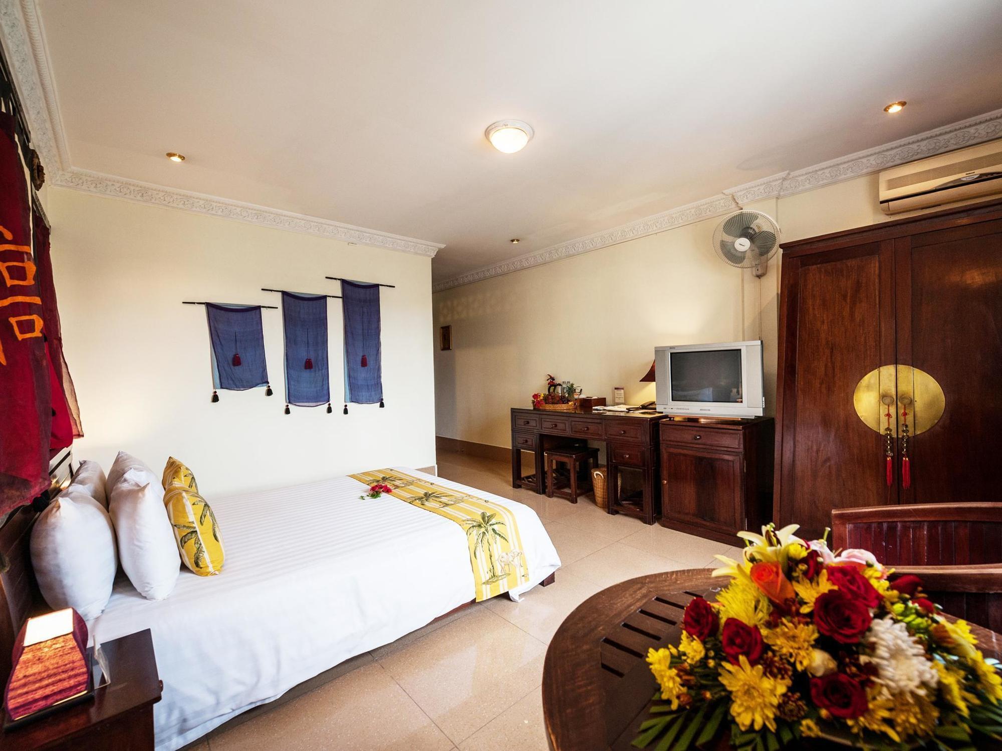 Red Hibiscus Hotel Phnom Penh Bagian luar foto