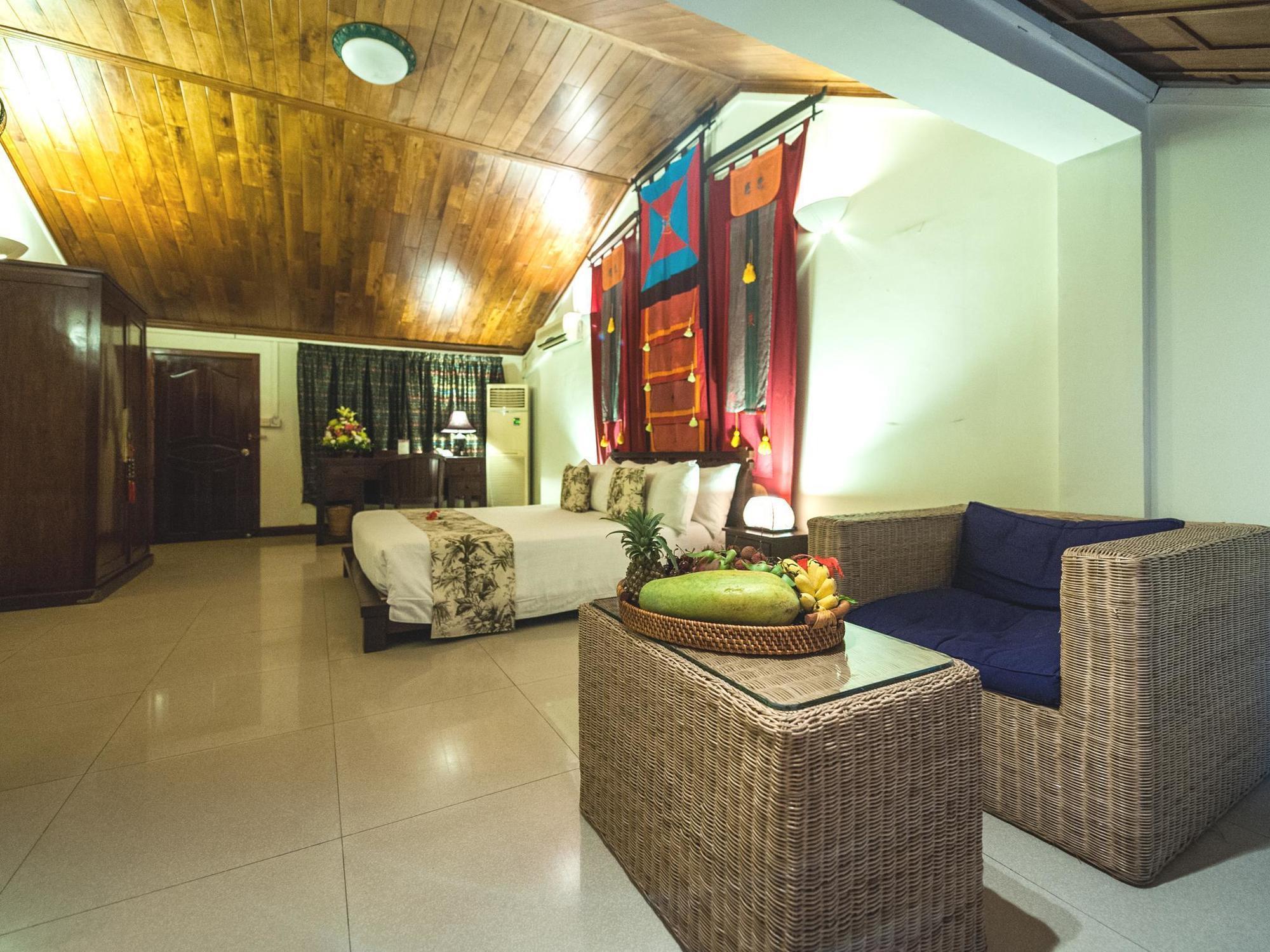 Red Hibiscus Hotel Phnom Penh Bagian luar foto