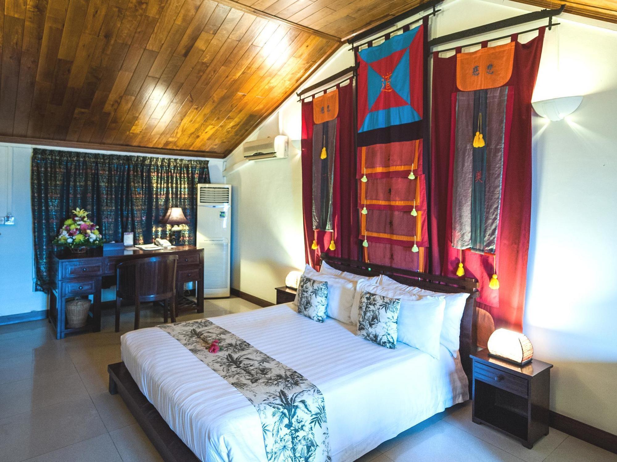 Red Hibiscus Hotel Phnom Penh Bagian luar foto