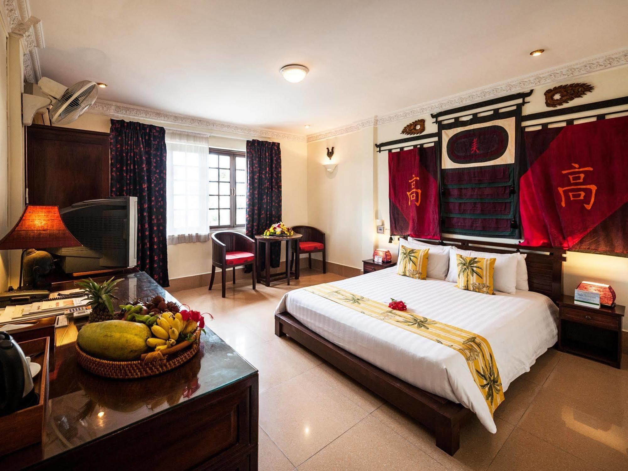 Red Hibiscus Hotel Phnom Penh Bagian luar foto