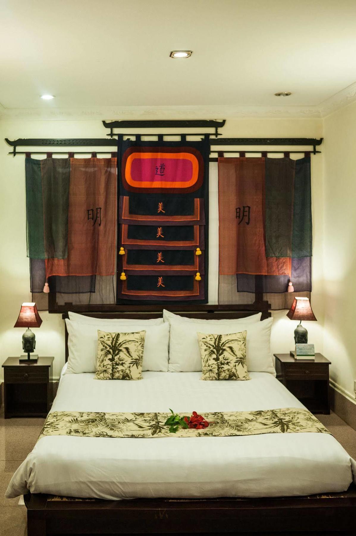 Red Hibiscus Hotel Phnom Penh Bagian luar foto