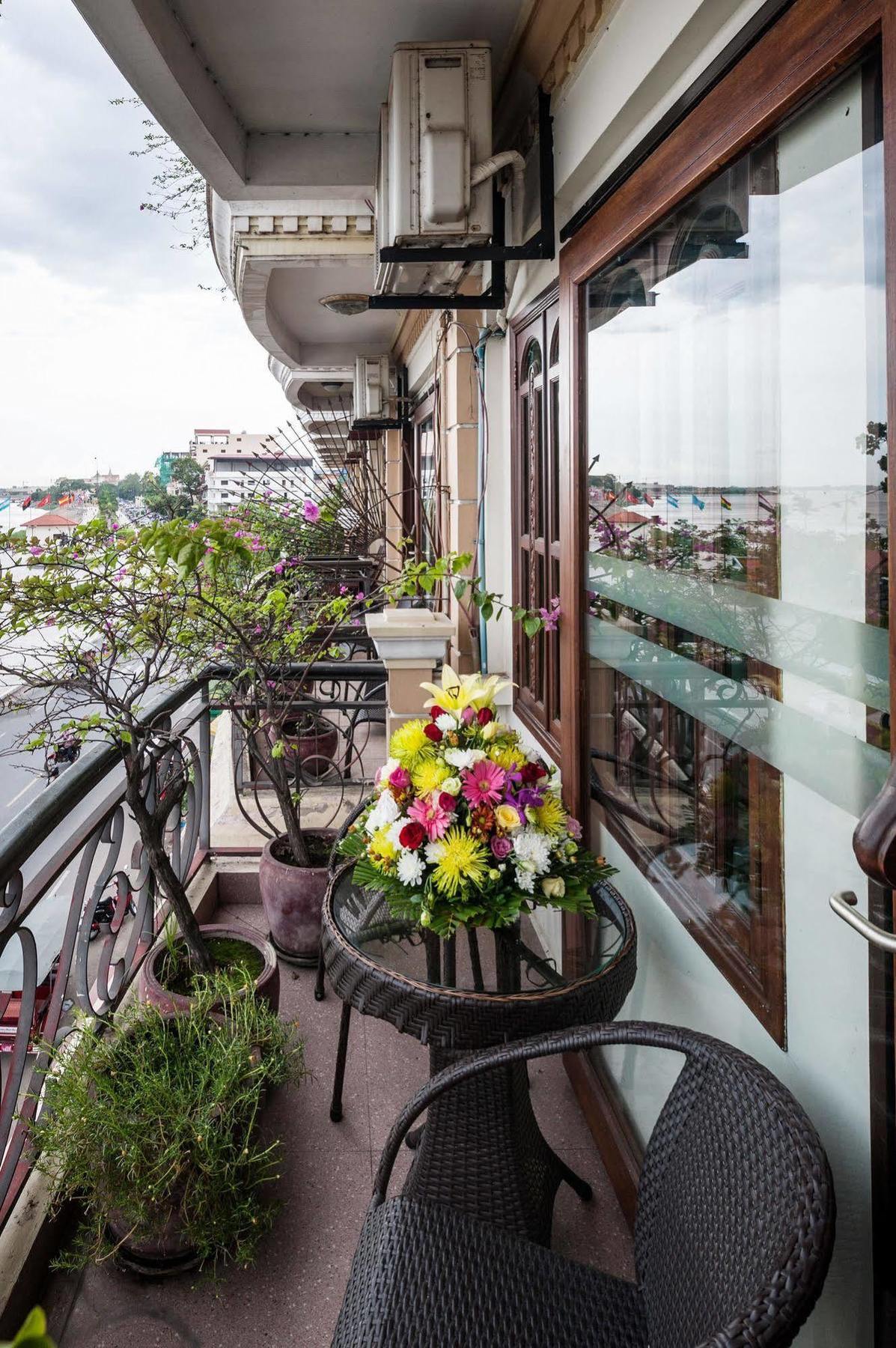 Red Hibiscus Hotel Phnom Penh Bagian luar foto