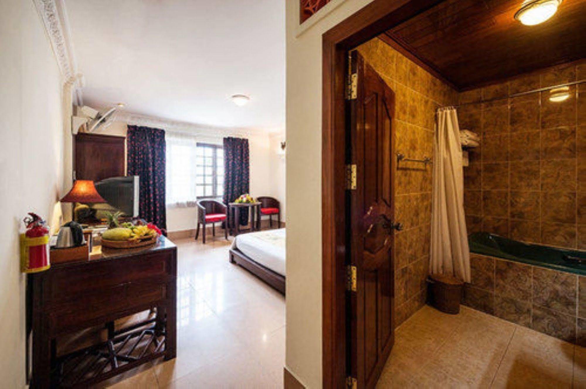 Red Hibiscus Hotel Phnom Penh Bagian luar foto