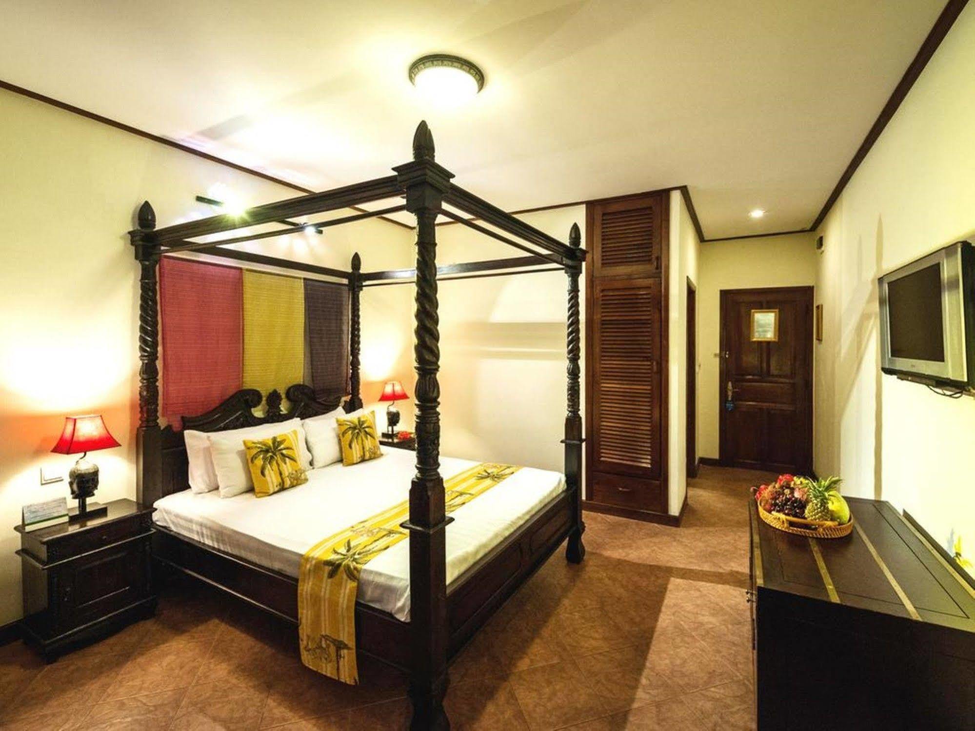 Red Hibiscus Hotel Phnom Penh Bagian luar foto