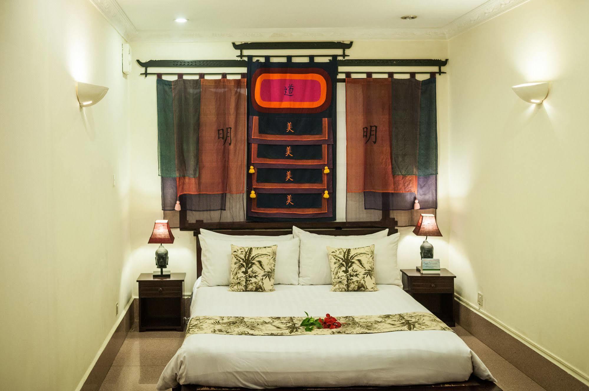 Red Hibiscus Hotel Phnom Penh Bagian luar foto