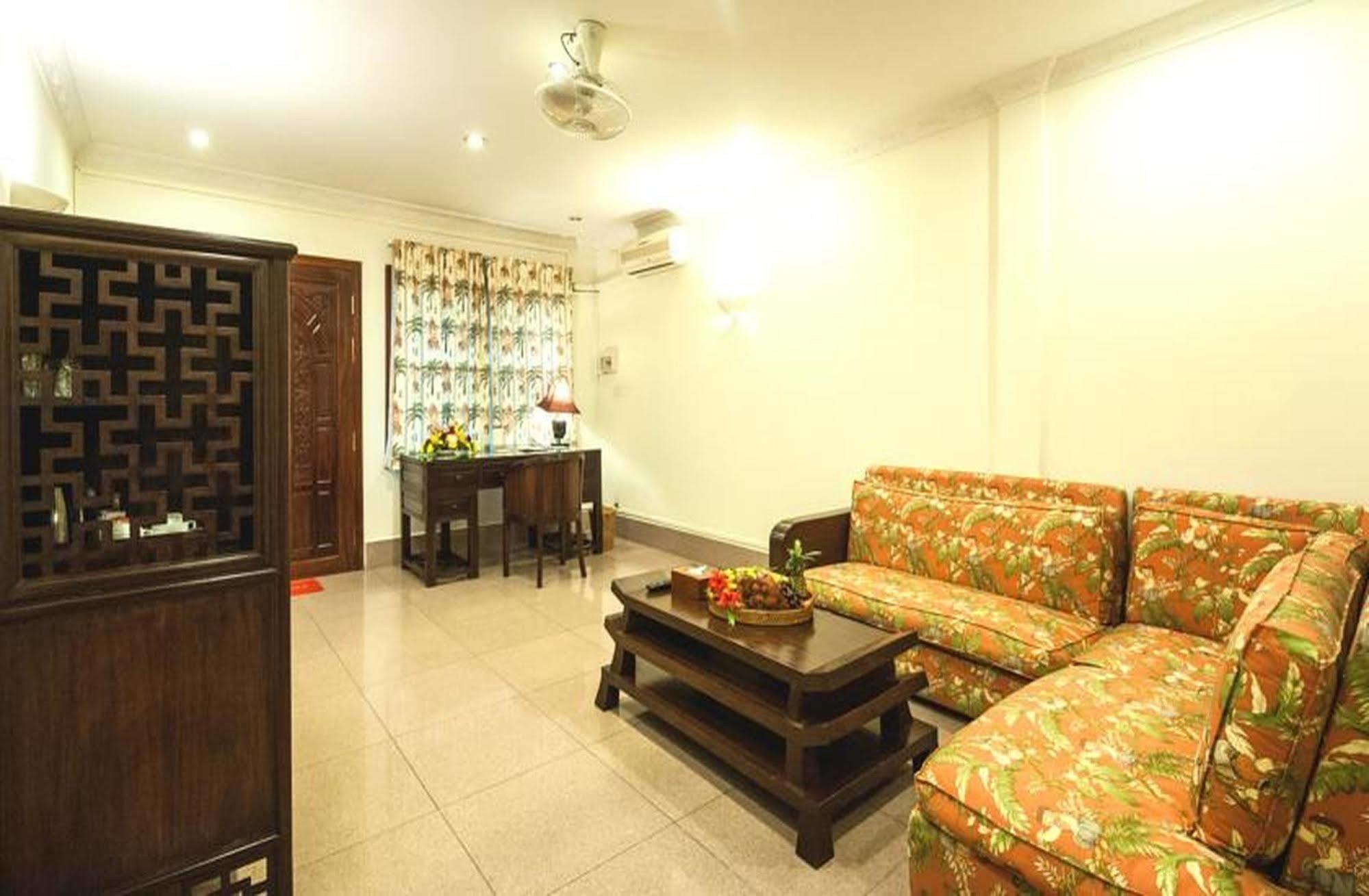 Red Hibiscus Hotel Phnom Penh Bagian luar foto