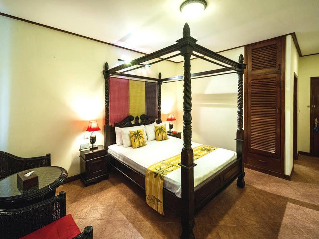 Red Hibiscus Hotel Phnom Penh Bagian luar foto